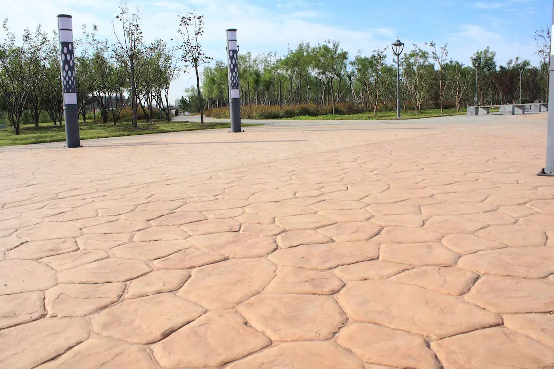 Zone de repos d'une université avec sol en béton imprimé